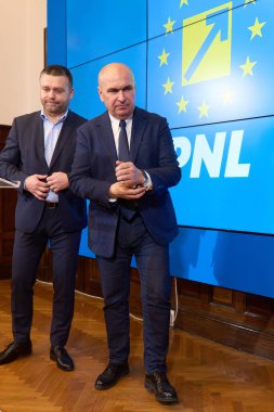 Bükreş, Romanya. 26 Kasım 2024: Ulusal Liberal Parti 'nin (PNL) yeni geçici genel başkanı, Bihor İlçe Konseyi başkanı Ilie Bolojan (R), partinin istifası üzerine düzenlenen basın toplantısı sonunda ayrıldı.