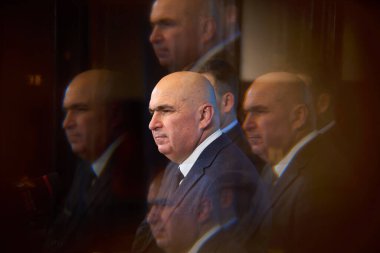 Bükreş, Romanya. 26 Kasım 2024: Ulusal Liberal Parti 'nin (PNL) yeni geçici başkanı, Bihor İlçe Konseyi Başkanı Ilie Bolojan, PNL genel başkanının istifasının ardından partinin geleceği hakkında basın toplantısı düzenledi., 