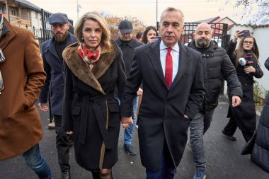 Mogosoaia, Romanya. 1 Aralık 2024: Aşırı sağ aşırı milliyetçi Romanya cumhurbaşkanlığı ikinci tur adayı Calin Georgescu ve eşi Cristela parlamento seçimleri için sandık merkezine geldiler.