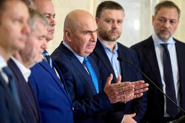 Bükreş, Romanya. 3 Aralık 2024: Ulusal Liberal Parti (PNL) geçici başkanı Ilie Bolojan (C), Ulusal Liberal Parti Ulusal Siyasi Bürosu 'nun toplantısı sonrasında basın toplantısı düzenledi..