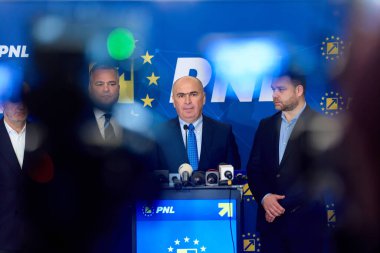 Bükreş, Romanya. 3 Aralık 2024: Ulusal Liberal Parti (PNL) geçici başkanı Ilie Bolojan (C), Ulusal Liberal Parti Ulusal Siyasi Bürosu 'nun toplantısı sonrasında basın toplantısı düzenledi..