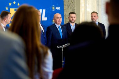 Bükreş, Romanya. 3 Aralık 2024: Ulusal Liberal Parti (PNL) geçici başkanı Ilie Bolojan (C), Ulusal Liberal Parti Ulusal Siyasi Bürosu 'nun toplantısı sonrasında basın toplantısı düzenledi..