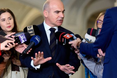 Bükreş, Romanya. 3 Aralık 2024: Rares Bogdan, Ulusal Liberal Parti (PNL) MEP, Ulusal Liberal Parti Siyasi Bürosu 'nun toplantısında basına konuştu. PNL Diaspora şubesinin geçici başkanlığından istifa etti.