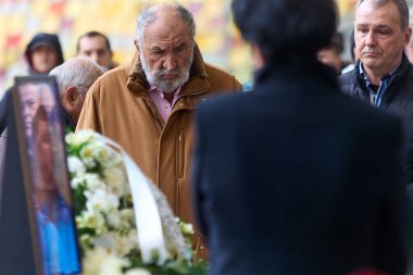 Bükreş, Romanya. 3 Aralık 2024: Eski tenis oyuncusu İon Tiriac (L), Steaua Bükreş 'in eski kahraman kalecisi Helmut Duckadam için düzenlenen nöbete 65 yaşında katıldı