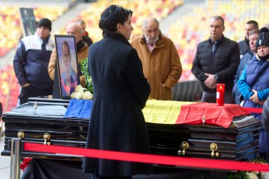 Bükreş, Romanya. 3 Aralık 2024: Alexandra Duckadam, Steaua Bükreş 'in eski kalecisi ve kocası Steaua Bükreş' in eski kalecisi Helmut Duckadam için düzenlenen nöbette 65 yaşında öldü