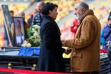 Bükreş, Romanya. 3 Aralık 2024: Eski tenisçi büyük İon Tiriac (R), kocası eski Avrupa Kupasını kazanan kahraman kaleci Helmut Duckadam için düzenlenen nöbette Alexandra Duckadam 'ı (L) rahatlattı