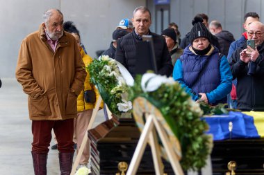 Bükreş, Romanya. 3 Aralık 2024: Eski tenis oyuncusu İon Tiriac (L), Steaua Bükreş 'in eski kahraman kalecisi Helmut Duckadam için düzenlenen nöbete 65 yaşında katıldı