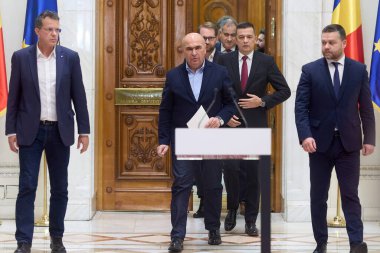 Bükreş, Romanya. 4 Aralık 2024: PNL geçici başkanı Ilie Bolojan (C), PSD, USR, UDMR (UDMR) başkan yardımcılarıyla yaptığı görüşme sonrasında basın açıklaması yaptı.