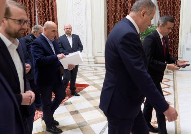 Bükreş, Romanya. 4 Aralık 2024: PNL 'nin geçici başkanı Ilie Bolojan (C), PSD, USR, UDMR ve azınlık temsilcileriyle yaptığı görüşme sonrasında ayrılıyor.