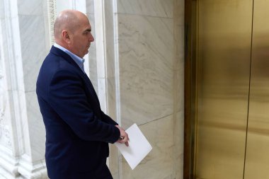 Bükreş, Romanya. 4 Aralık 2024: PNL 'nin geçici başkanı Ilie Bolojan, PSD, USR, UDMR ve azınlık temsilcileriyle yaptığı görüşme sonrasında ayrılıyor.