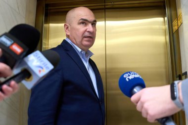 Bükreş, Romanya. 4 Aralık 2024: PNL 'nin geçici başkanı Ilie Bolojan, PSD, USR, UDMR ve azınlık temsilcileriyle yaptığı görüşme sonrasında ayrılıyor.