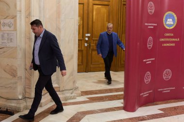 Bükreş, Romanya. 6 Aralık 2024: Gheorghe Stan (L) ve Romanya Anayasa Mahkemesi (CCR) hakimleri Varga Attila, oturumun sonunda mahkemenin cumhurbaşkanlığı seçim sürecinin tümünü geçersiz ilan etme kararı almaları üzerine ayrıldılar..