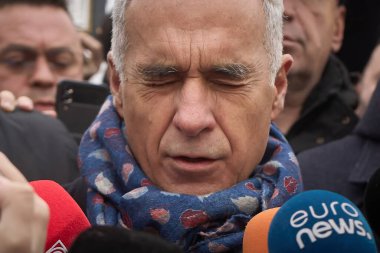Mogosoaia, Romanya. 8 Aralık 2024: Romanya cumhurbaşkanlığı ikinci tur adayı Calin Georgescu, seçimlerin yasal olarak geçersiz sayılmasının ardından kapalı bir sandık merkezinde basına konuştu.
