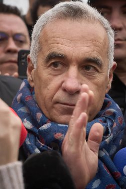 Mogosoaia, Romanya. 8 Aralık 2024: Romanya cumhurbaşkanlığı ikinci tur adayı Calin Georgescu, seçimlerin yasal olarak geçersiz sayılmasının ardından kapalı bir sandık merkezinde basına konuştu.