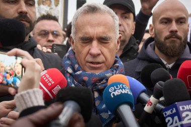 Mogosoaia, Romanya. 8 Aralık 2024: Romanya cumhurbaşkanlığı ikinci tur adayı Calin Georgescu, seçimlerin yasal olarak geçersiz sayılmasının ardından kapalı bir sandık merkezinde basına konuştu.