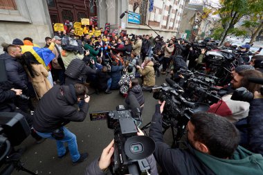 Bükreş, Romanya. 8 Aralık 2024: Romanya Birliği İttifakı başkanı George Simion, seçimlerin yasal olarak geçersiz sayılmasının ardından kapalı bir sandık merkezinde basına konuştu..