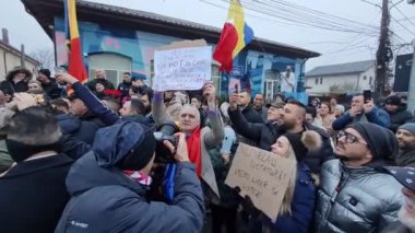 Mogosoaia, Romanya. 8 Aralık 2024: Cumhurbaşkanlığı ikinci tur adayı Calin Georgescu, seçimlerin iptali sonrasında kapalı bir sandık merkezinde basına konuştu.