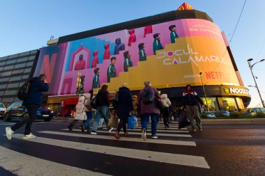 Bükreş, Romanya. 9 Aralık 2024: Bükreş şehir merkezindeki en kalabalık yer olan Unirea Alışveriş Merkezi 'nde Kalamar Oyunu TV Serisi' nin ekstra büyük afişi sergileniyor.