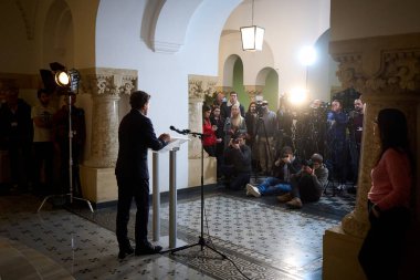 Bükreş, Romanya. 16 Aralık 2024: Bükreş Genel Başkanı Nicusor Dan (L), Romanya cumhurbaşkanlığı seçimlerinde bağımsız aday olma niyetini açıkladı.