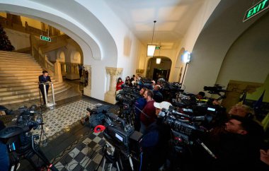 Bükreş, Romanya. 16 Aralık 2024: Bükreş Genel Başkanı Nicusor Dan (L), Romanya cumhurbaşkanlığı seçimlerinde bağımsız aday olma niyetini açıkladı.