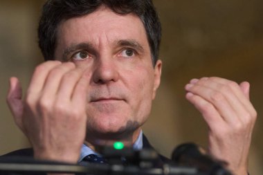 Bükreş, Romanya. 16 Aralık 2024: Bükreş Genel Başkanı Nicusor Dan, Romanya cumhurbaşkanlığı seçimlerinde bağımsız aday olma niyetini açıkladı.