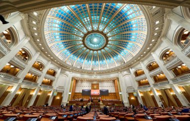 Bükreş, Romanya. 16 Aralık 2024: Romanya Parlamentosu 'nda Milletvekilleri Meclisi' nin genel kurul toplantısı.