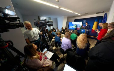 Bükreş, Romanya. 17 Aralık 2024: Romanya Enerji Bakanı Sebastian Burduja, bakanlık genel merkezinde düzenlediği basın toplantısında konuştu.