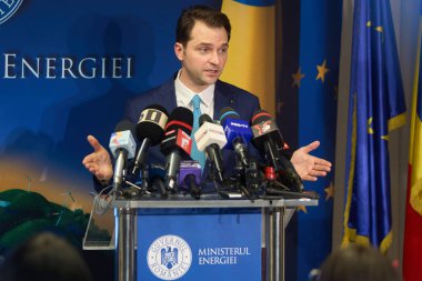 Bükreş, Romanya. 17 Aralık 2024: Romanya Enerji Bakanı Sebastian Burduja, bakanlık genel merkezinde düzenlediği basın toplantısında konuştu.