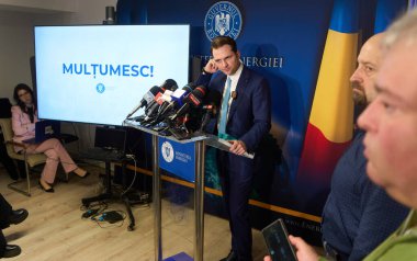 Bükreş, Romanya. 17 Aralık 2024: Romanya Enerji Bakanı Sebastian Burduja, bakanlık genel merkezinde düzenlediği basın toplantısında konuştu.