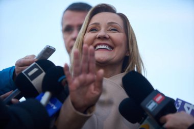 Bükreş, Romanya. 18 Aralık 2024: Romanya 'yı Kurtarma Birliği başkanı Elena Lasconi, Avrupa yanlısı partilerle hükümetin kurulması konulu müzakereleri bırakırken kısa bir basın açıklaması yaptı.