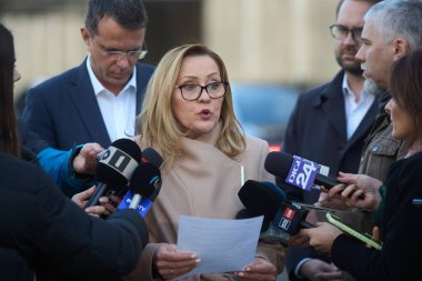 Bükreş, Romanya. 18 Aralık 2024: Romanya 'yı Kurtarma Birliği başkanı Elena Lasconi, Avrupa yanlısı partilerle hükümetin kurulması konulu müzakereleri bırakırken kısa bir basın açıklaması yaptı.