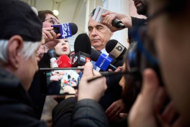 Bükreş, Romanya. 19 Aralık 2024: Calin Georgescu, Merkez Seçim Bürosu aleyhindeki davasında Bükreş Temyiz Mahkemesi 'nde görülen ilk duruşma sonrasında basın açıklaması yaptı.