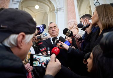 Bükreş, Romanya. 19 Aralık 2024: Calin Georgescu, Merkez Seçim Bürosu aleyhindeki davasında Bükreş Temyiz Mahkemesi 'nde görülen ilk duruşma sonrasında basın açıklaması yaptı.