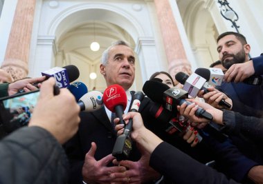 Bükreş, Romanya. 19 Aralık 2024: Calin Georgescu, Merkez Seçim Bürosu aleyhindeki davasında Bükreş Temyiz Mahkemesi 'nde görülen ilk duruşma sonrasında basın açıklaması yaptı.