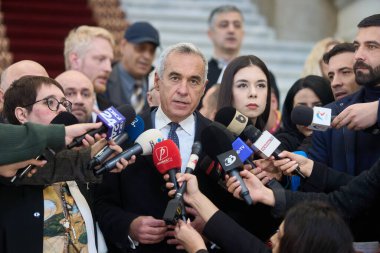 Bükreş, Romanya. 19 Aralık 2024: Calin Georgescu, Merkez Seçim Bürosu aleyhindeki davasında Bükreş Temyiz Mahkemesi 'nde görülen ilk duruşma sonrasında basın açıklaması yaptı.