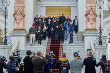 Bükreş, Romanya. 19 Aralık 2024: Calin Georgescu, Merkez Seçim Bürosu aleyhindeki davasında Bükreş Temyiz Mahkemesi 'nde görülen ilk duruşma sonrasında basın açıklaması yaptı.