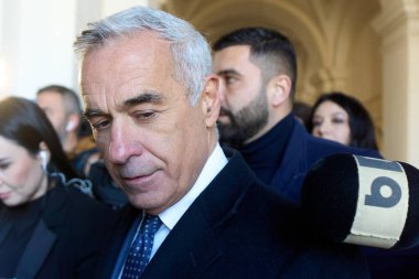 Bükreş, Romanya. 19 Aralık 2024: Calin Georgescu eski cumhurbaşkanı adayı Merkez Seçim Bürosu aleyhindeki davasında Bükreş Temyiz Mahkemesi 'ne geldi