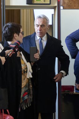 Bükreş, Romanya. 19 Aralık 2024: Calin Georgescu eski cumhurbaşkanı adayı Merkez Seçim Bürosu aleyhindeki davasında Bükreş Temyiz Mahkemesi 'ne geldi