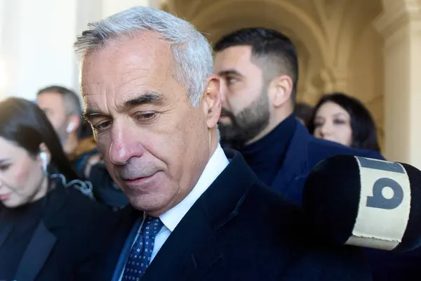 Bükreş, Romanya. 19 Aralık 2024: Calin Georgescu eski cumhurbaşkanı adayı Merkez Seçim Bürosu aleyhindeki davasında Bükreş Temyiz Mahkemesi 'ne geldi