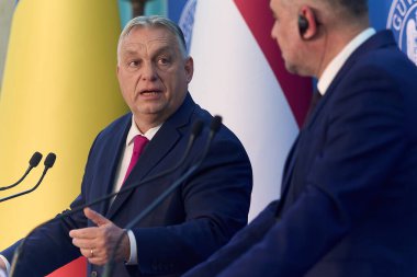 Bükreş, Romanya. 20 Aralık 2024: Macaristan Başbakanı Viktor Orban (L), Romanya Başbakanı Marcel Ciolacu (R) ile resmi görüşme sonrasında yaptığı ortak açıklamalarda konuştu..