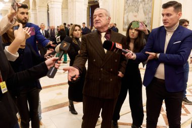 Bükreş, Romanya. 20 Aralık 2024: FCSB futbol takımının finansörü George Becali (C), Romanya Birliği için İttifak 'tan (AUR) yeni seçilen milletvekili gazetecilere cevap verdi.