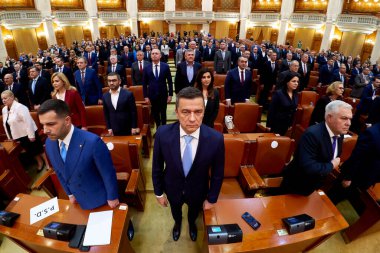 Bükreş, Romanya. 20 Aralık 2024: PSD 'nin ilk genel başkan yardımcısı Sorin Grindeanu (C), yeni seçilen parlamento milletvekilleri meclisinin ilk genel kurul toplantısına katıldı.