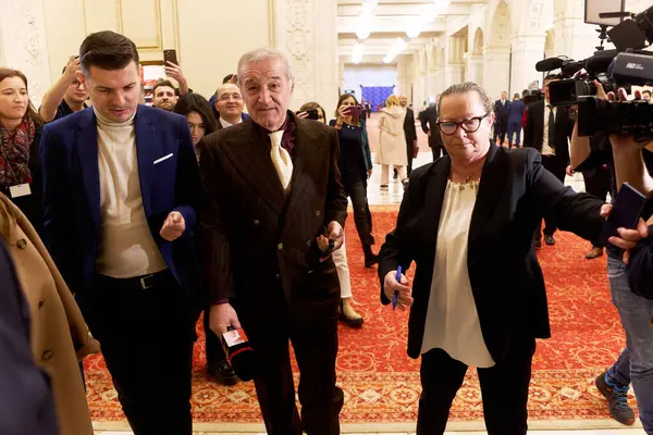 Bükreş, Romanya. 20 Aralık 2024: Romanya Birliği İttifak Vekili George Becali (C), münasebetsiz bulduğu sorulara yanıt olarak bir gazeteciden mikrofonu aldı..