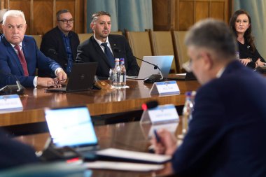Bükreş, Romanya. 23 Aralık 2024: Romanya Eğitim Bakanı Daniel David (C) yeni kurulan hükümetin ilk kabine toplantısına katılırken, Marcel Ciolacu Başbakan olarak görev yaptı