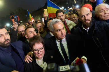 Bükreş, Romanya. 30 Aralık 2024: Aşırı sağ aşırı milliyetçi Calin Georgescu (C), Merkez Seçim Bürosu aleyhindeki davasının görüldüğü Bükreş Temyiz Mahkemesi 'nden ayrıldı.