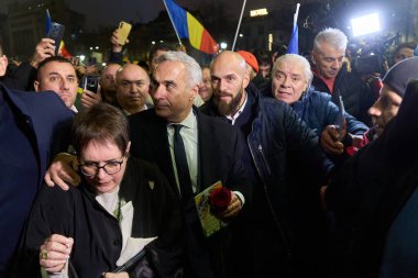 Bükreş, Romanya. 30 Aralık 2024: Aşırı sağ aşırı milliyetçi Calin Georgescu (C), Merkez Seçim Bürosu aleyhindeki davasının görüldüğü Bükreş Temyiz Mahkemesi 'nden ayrıldı.