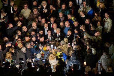 Bükreş, Romanya. 30 Aralık 2024: Aşırı milliyetçi Calin Georgescu (C), Merkez Seçim Bürosu aleyhindeki davasında Bükreş Temyiz Mahkemesi 'ndeki duruşma sonrasında basın açıklaması yaptı