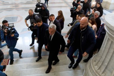 Bükreş, Romanya. 30 Aralık 2024: Aşırı sağ aşırı milliyetçi Calin Georgescu (C), Merkez Seçim Bürosu aleyhindeki davasının görüldüğü Bükreş Temyiz Mahkemesi 'ne geldi.