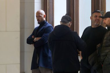 Bükreş, Romanya. 30 Aralık 2024: Andrew Tate Bükreş Temyiz Mahkemesi 'ne girmek için bekliyor. Bugün ev hapsine itiraz etti..