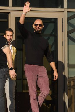 Bükreş, Romanya. 9 Ocak 2025: Andrew Tate (R) ve kardeşi Tristan Tate (L) Bükreş Mahkemesi 'nden ayrılırken, partisiyle birlikte İngiltere' nin bir sonraki başbakanı olacağını söylediler..